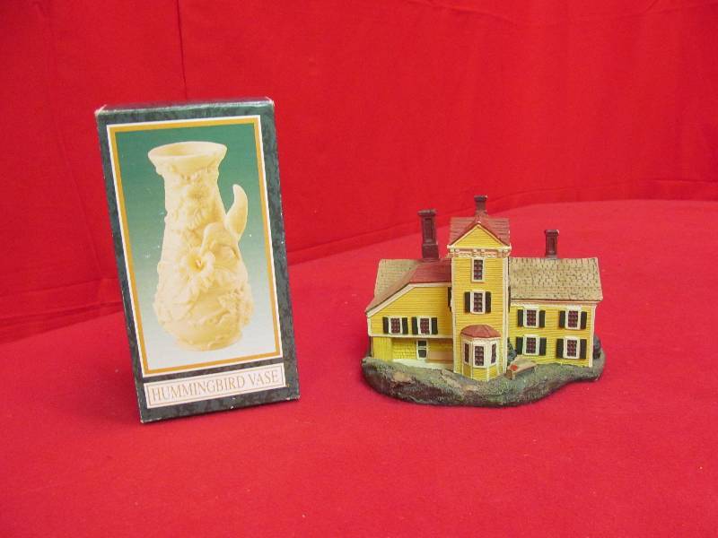lot 76 image: Humming bird vase Jade collection