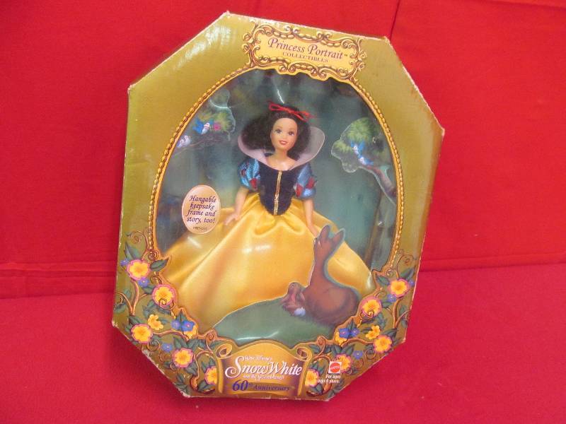 lot 81 image: snow white figure