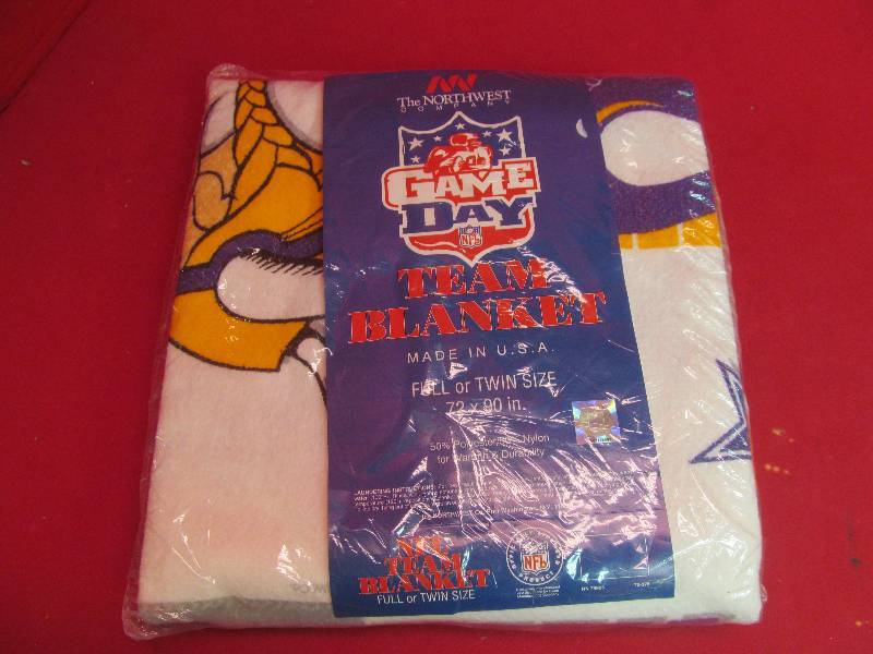 lot 110 image: MN Vikings Game Day Blanket
