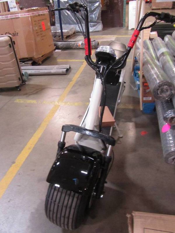 lot 82 image: Fat Boy Style Cali Electric Scooter Long Range Limited Edition