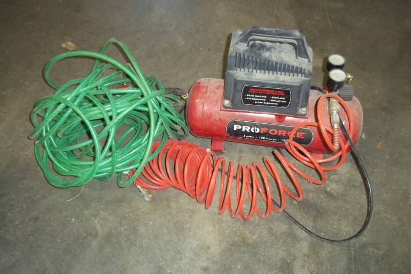 lot 8 image: Air Compressor with Hose