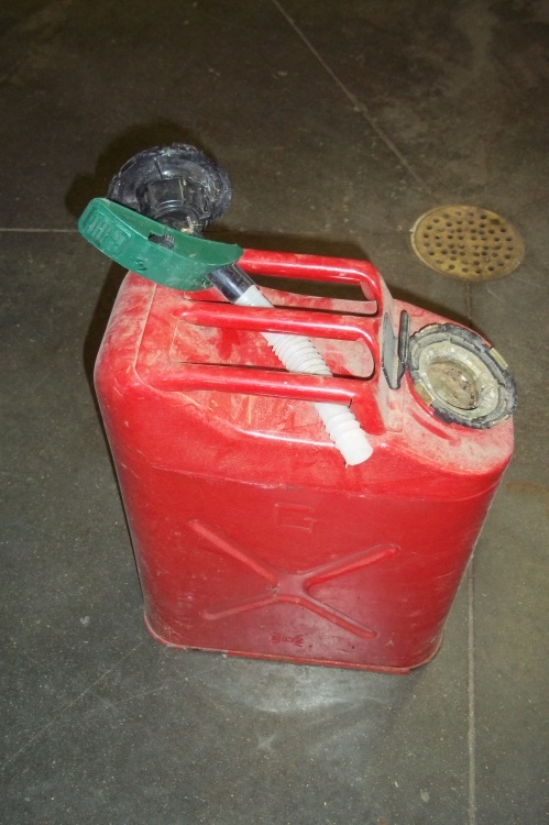 lot 13 image: 5 Gallon Gas Can