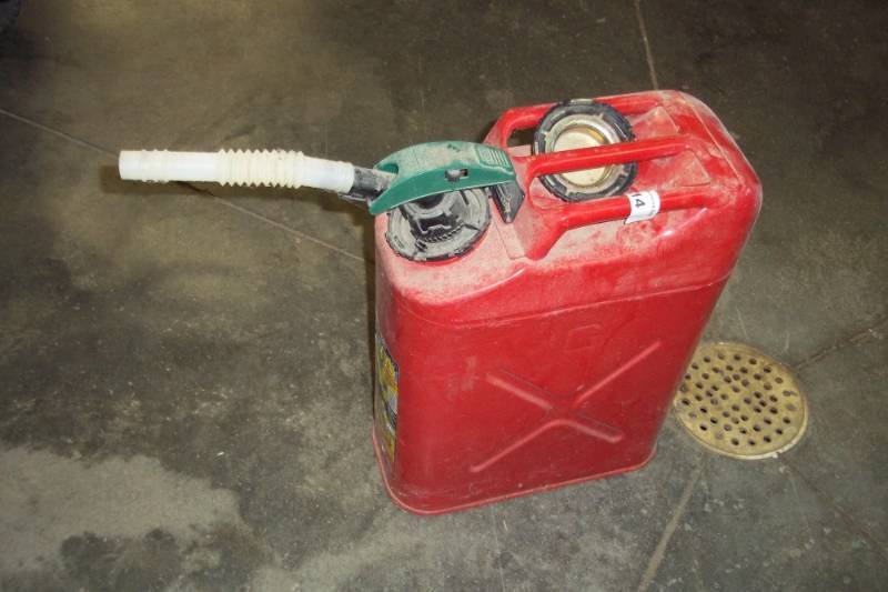 lot 14 image: 5 Gallon Gas Can