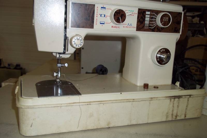 lot 19 image: portable sewing machine