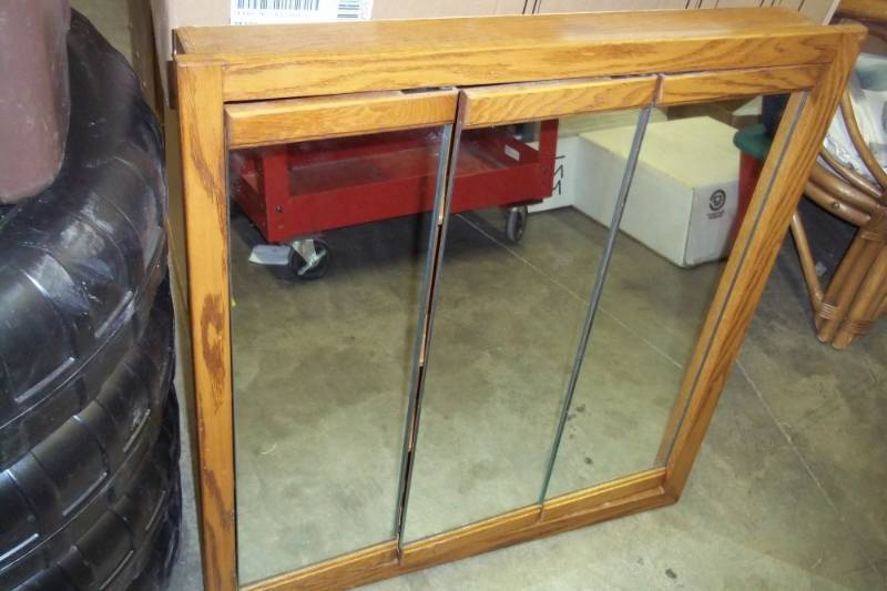 lot 23 image: Vanity mirror medicine cabinet. 29 x 32