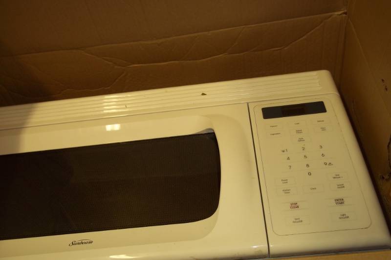 lot 24 image: Under cabinet Sunbeam Microwave