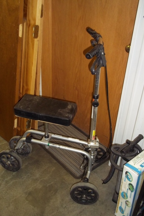 lot 32 image: 4 wheel knee and leg walker