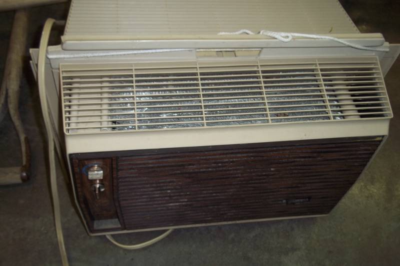 lot 38 image: Air Conditioner. Consigner states that it works