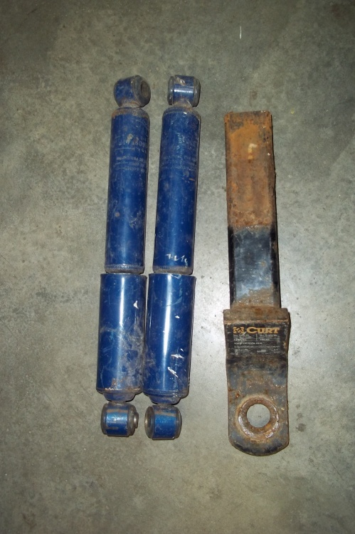 lot 40 image: 2 Inch receiver hitch. 2 car shocks