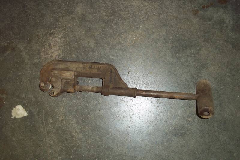 lot 44 image: Vintage pipe cutter