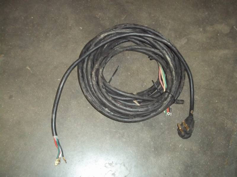 lot 138 image: Heavy Duty Electrical Wire with plug