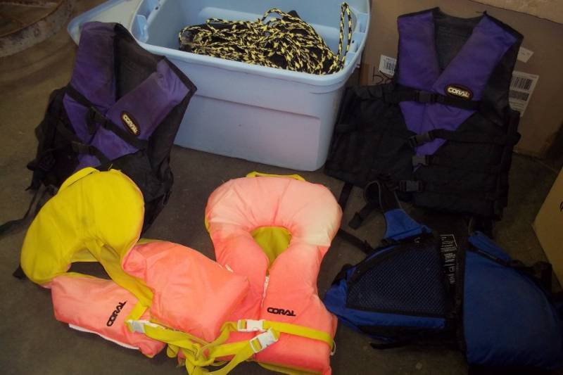 lot 143 image: 5 Life Jackets with Storage Tote