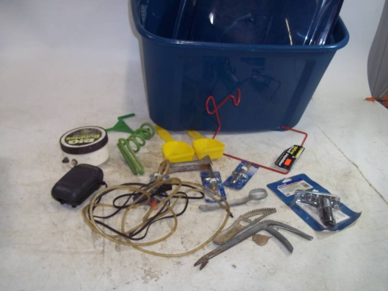 lot 147 image: Fishing supplies with tote