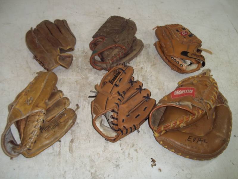 lot 174 image: 6 Leather Ball Gloves