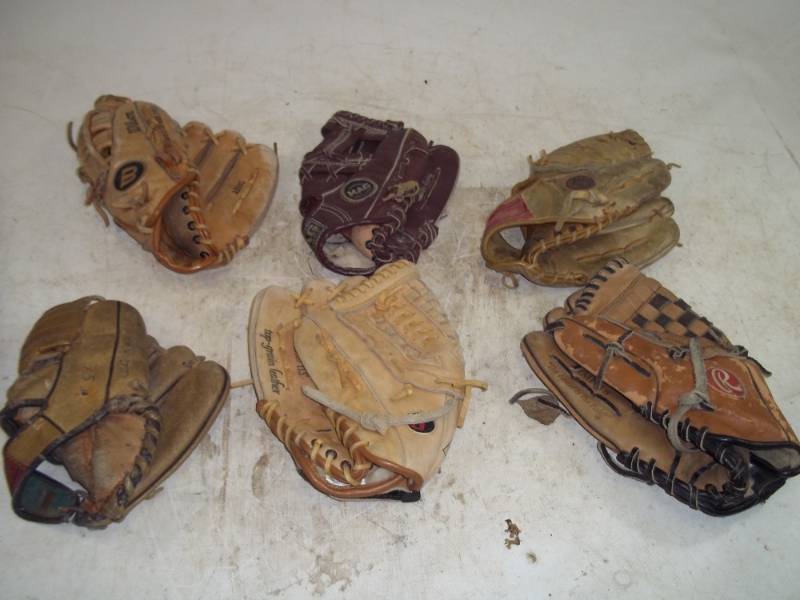 lot 175 image: 6 Leather Ball Gloves