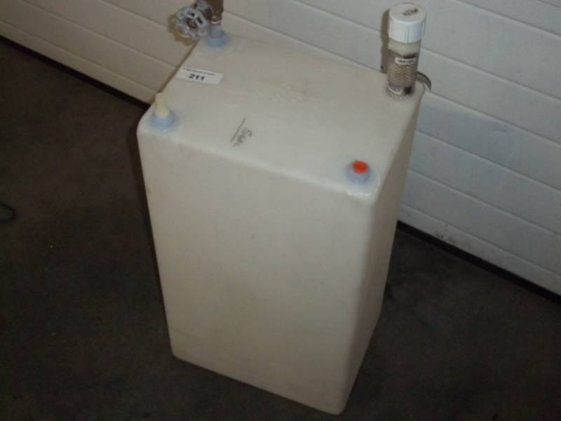 lot 211 image: Poly Tank
