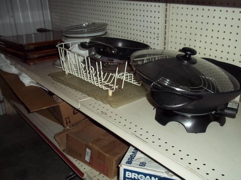 lot 220 image: Kitchen lot with 3 wood folding trays and Wolfgang Puck Wok