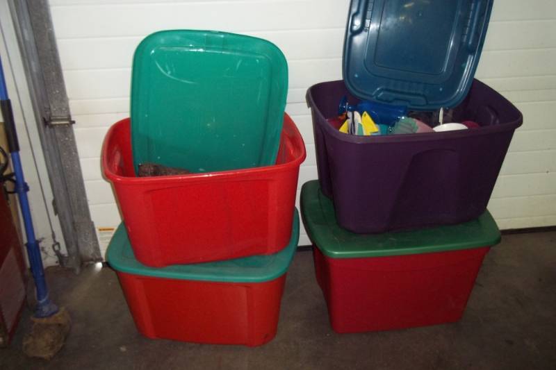 lot 246 image: 4 Storage totes with lids and dcor