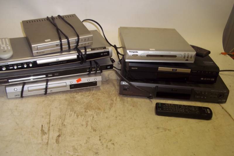 lot 250 image: 7 DVD Players