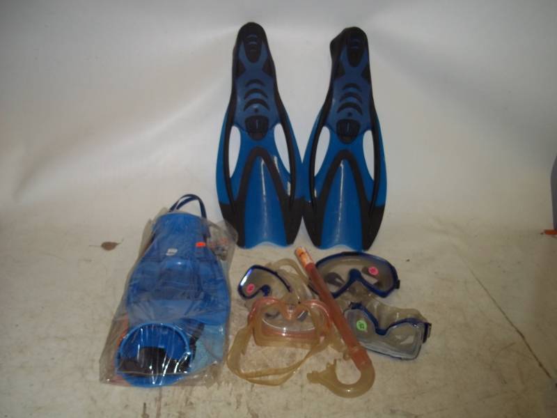 lot 279 image: 2 Pair of Swim Fins and 4 swim masks