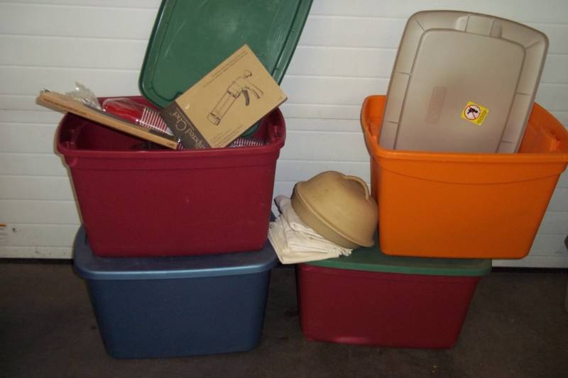 lot 288 image: 4 totes with lid and household dcor including Pampered Chef items