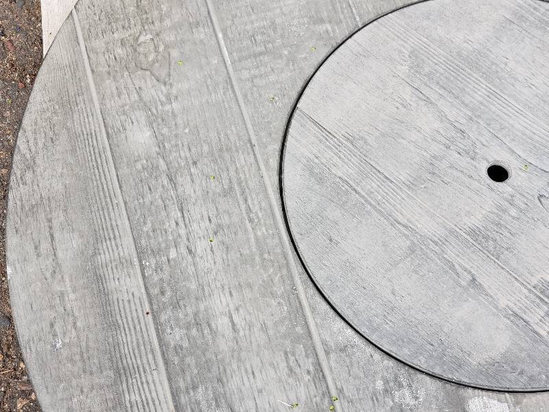 lot 33 image: Wood Grain Style Circular Concrete Table Top w Insert