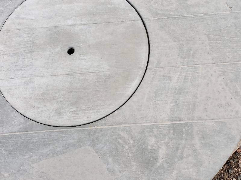 lot 43 image: Wood Grain Style Circular Concrete Table Top w Insert