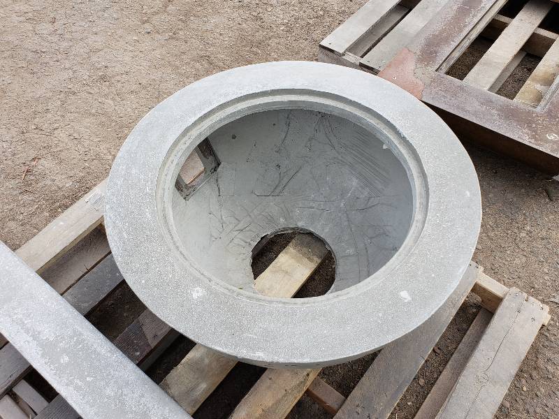lot 128 image: Medium Concrete Planter  Accent Pot
