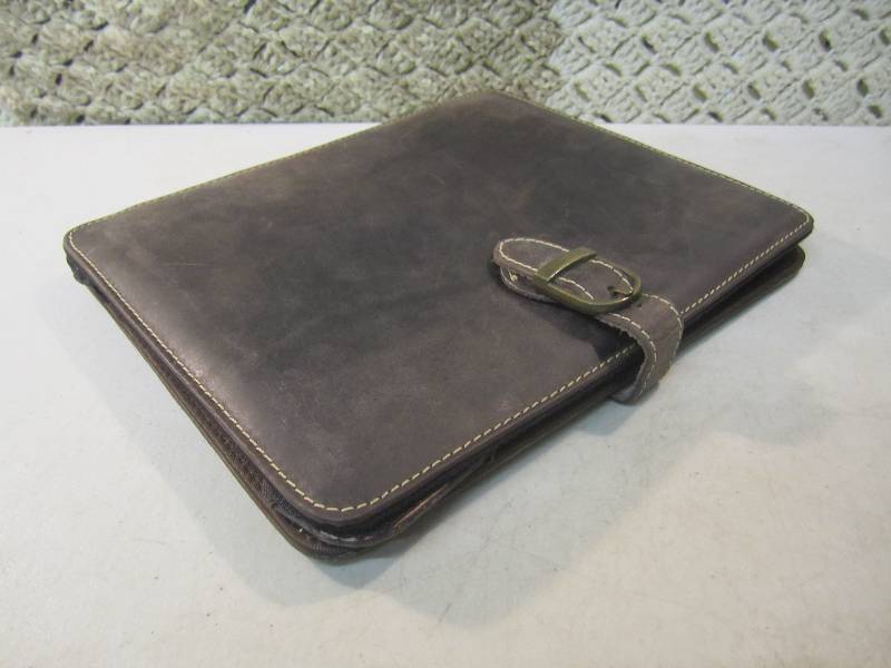 lot 8 image: Canyon Outback Leather Bear Canyon ...