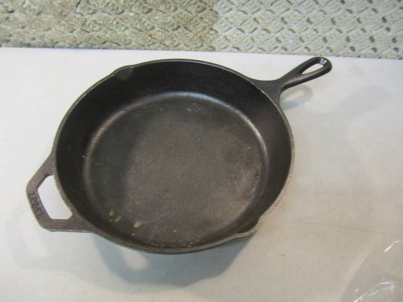 lot 32 image: 10 Lodge Cast Iron Fry Pan  B-4...