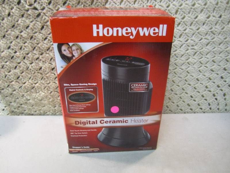 lot 83 image: Honeywell Digital Ceramic Heater Op...