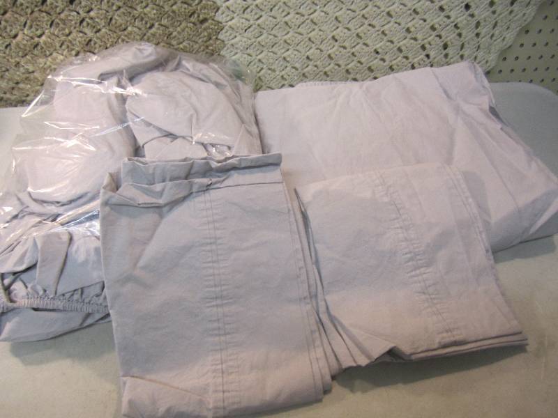 lot 87 image: Queen Size Sheet Set Flat Sheet, Fi...