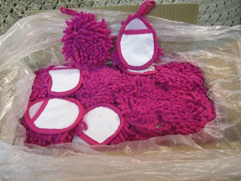 lot 180 image: Case of 200 Frizzy Finger Dusters  ...