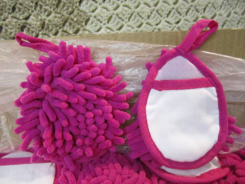 lot 181 image: Case of 200 Frizzy Finger Dusters  ...