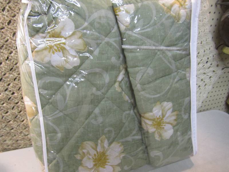 lot 239 image: Twin Size Floral Quilted Bedspread ...