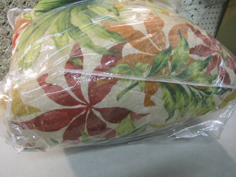 lot 240 image: Twin Size Comforter Sleepwell Saras...