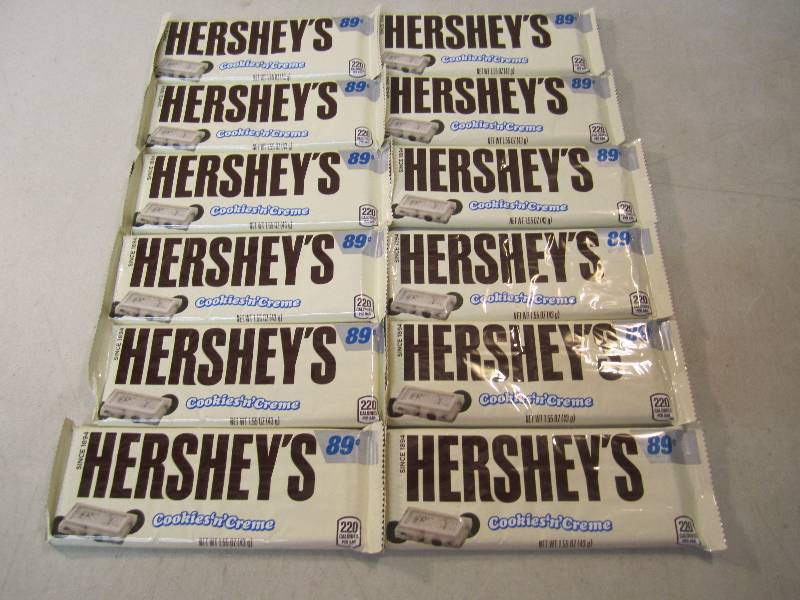 lot 258 image: 12 Hersheys Cookies n Cream Candy B...