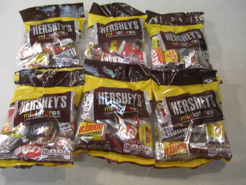 lot 261 image: 6 Bags Hesheys Miniatures Mixed Can...