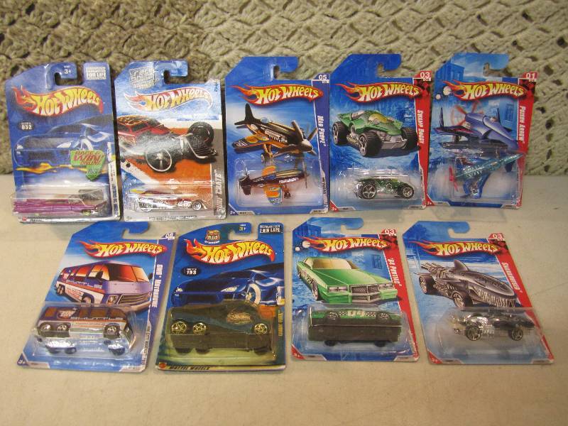 lot 307 image: 9 Hot Wheels Cars Etc See Photos  E...