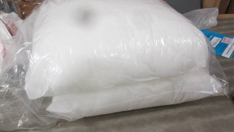 Set of 2 Polyester Pillows 18x18...