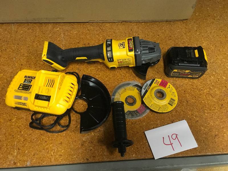 lot 49 image: DeWalt FLEXVOLT 60-Volt MAX Lithium-Ion Cordless Brushless 4-12 in. Angle Grinder with Battery 2Ah, Charger and Contractor Bag used in working condition