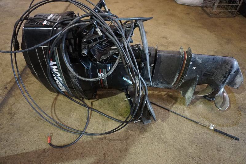 lot 9 image: Mercury 25 hp Outboard Motor With Constrols