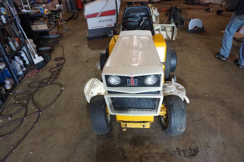 lot 3 image: International 1450 Hydrostatic Riding Lawn Mower Garden Tractor With Snow Blower Attachment