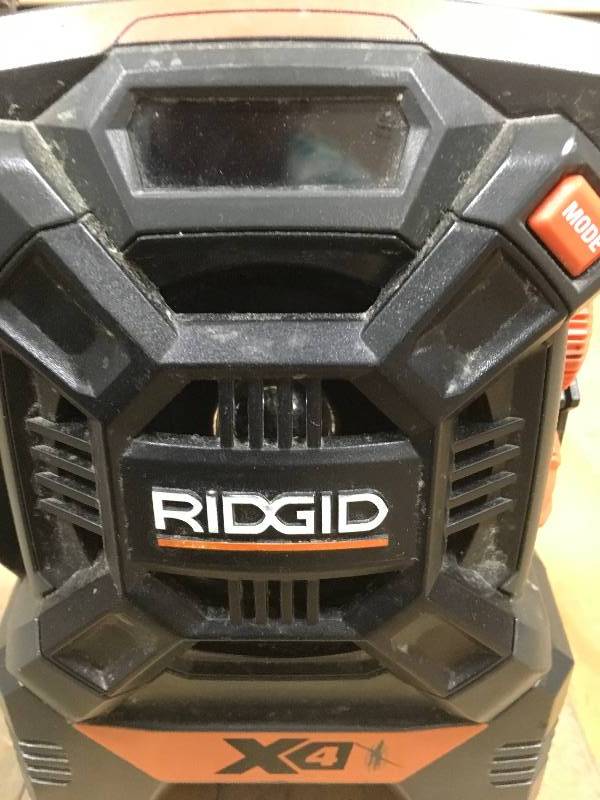 lot 4 image: Ridgid R84084 18V X4 Hyper Lithium ion AMFM Portable Radio Job Site Ipod MP3 used