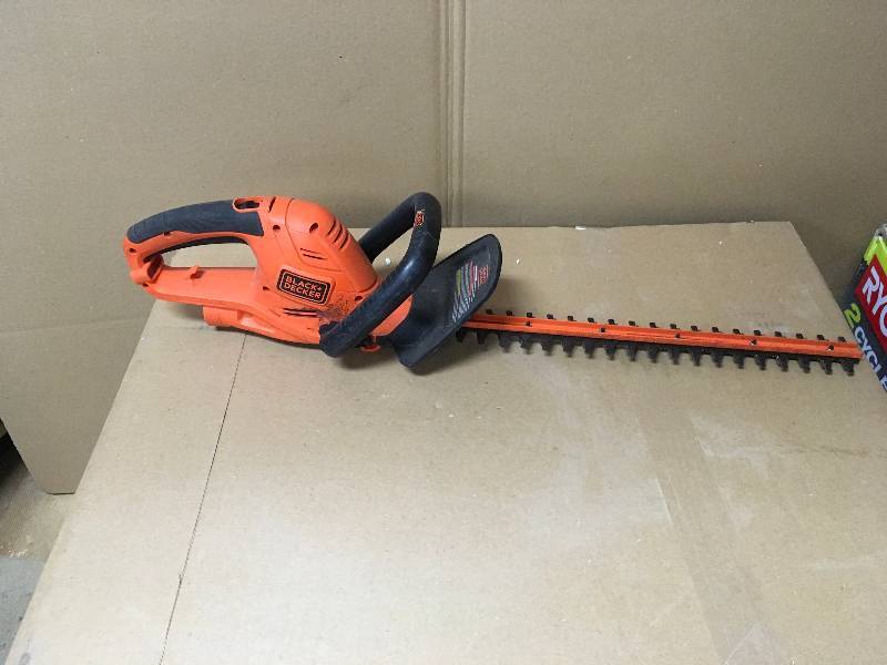 lot 60 image: BLACKDECKER HT22 4.0 Amp 22 Corded Hedge Trimmer open box like new