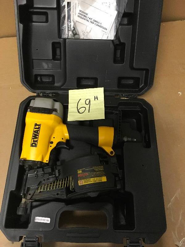 lot 69 image: DEWALT DW66C-1 PNEUMATIC SIDING COIL NAILER GUN KIT used.