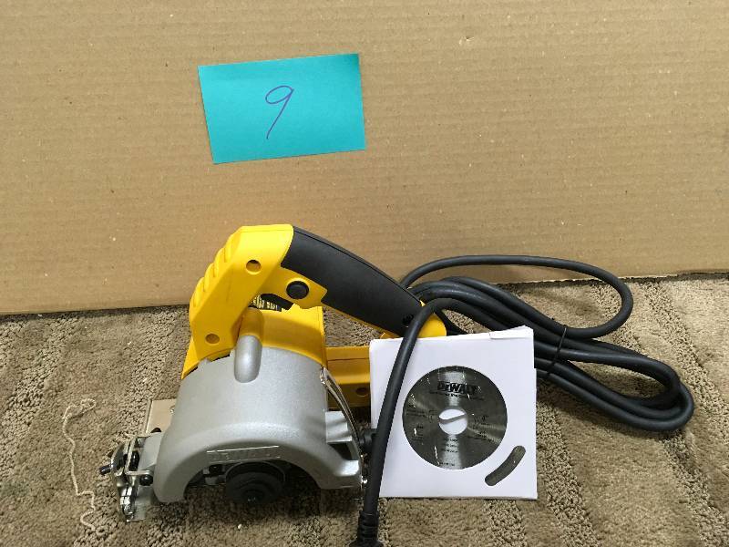 Dewalt 4-12 in. Tile Cutter in like new condition