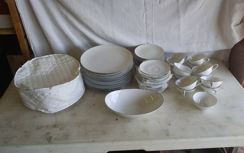 Noritake Old Colony China Service For 12 Plates, Sandwich Plates, Cups, Saucers & Veg. Server