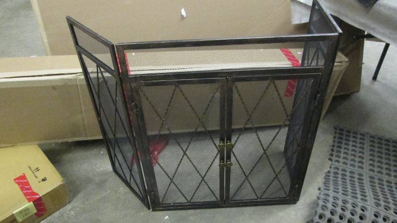 Fireplace Screen, missing one hinge...