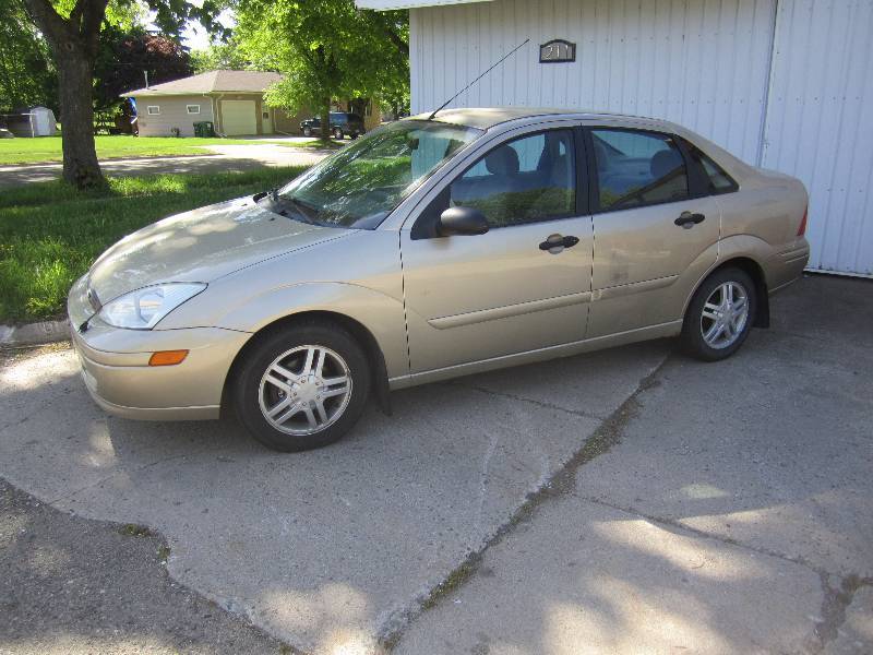 lot 1 image: 01 Ford Focus SE Automatic 4-Door Powe...